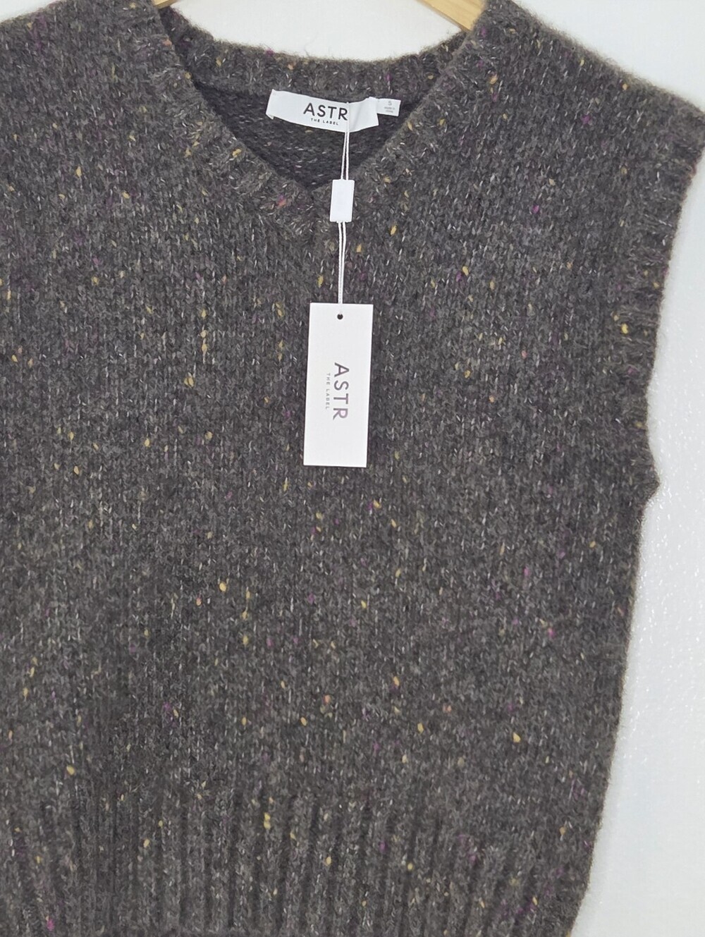 ASTR The Label Taytum V-neck Multicolor Speckled Wool Blend  Sleeveless Vest - Picture 6 of 8